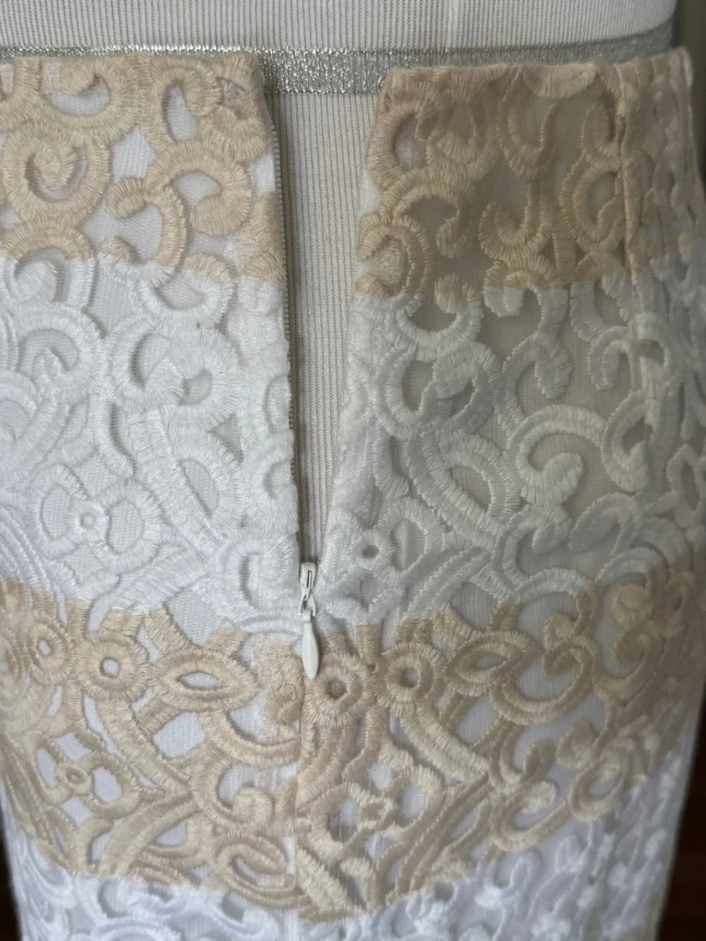NWT WHITE HOUSE BLACK MARKET 8 STRIPED LACE PENCIL SKIRT WHITE TAN $110